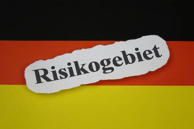 Deutschlandfahne und Risikogebiet Deutschlandfahne und Risikogebiet, 08.10.2020, Borkwalde, Brandenburg, Auf einer Deutschlandfahne liegt der Schriftzug Risikogebiet.