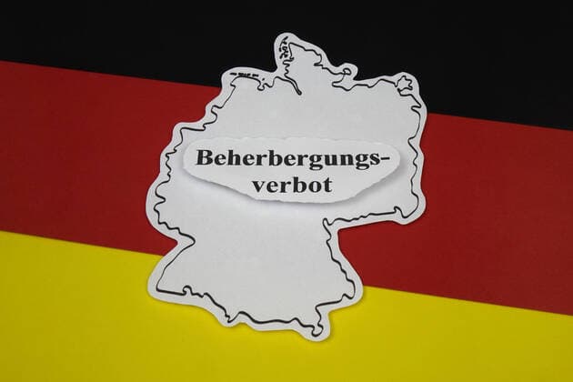 Deutschlandfahne und Beherbergungsverbot Deutschlandfahne und Beherbergungsverbot, 08.10.2020, Borkwalde, Brandenburg, Auf einer Deutschlandfahne liegt der Schriftzug Beherbergungsverbot.