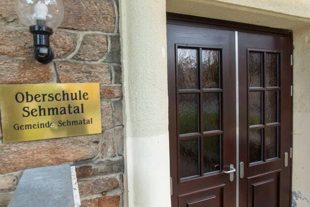 201008 Schule. Im Erzgebirge wird nun die erste Mittelschule auf Grund von zu vielen Coronainfektionen geschlossen. Wie aus internen Chatmitteilungen ersichtlich wurde, sollen in der Mittelschule Sehmatal 12 Lehrer infiziert sein. Außerdem mehrere Schüler aus unterschiedlichen Klassen. Die Rede von den Müttern der Kinder ist von 4 Klassen, die unter Quarantäne gestellt wurden. Ein Schüler vor Ort zeigte dem Kameramann den internen Bereich der Schule auf seinem Handy. Hier steht im Stundenplan: Einen Vertretungsplan gibt es für den Freitag nicht. Der gesamte Freitag ist für alle Klassen unterrichtsfrei. Coronabedingt können durch umfangreiche Quarantänemaßnahmen auch in der Lehrerschaft der Unterricht und die Aufsichtspflicht ni