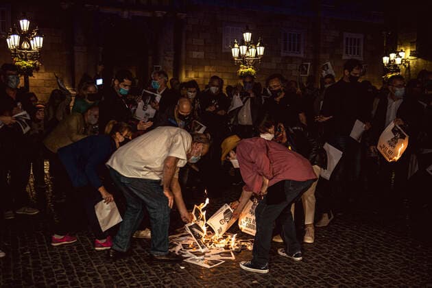 October 8, 2020, Barcelona, Catalonia, Spain: Catalan separatists burn photos of Felipe IV as they protest the upcoming visit of the Spanish King of the city to attend an award ceremony at the Barcelona New Economy Week Barcelona Spain - ZUMAo105 20201008_zap_o105_013 Copyright: xMatthiasxOesterlex