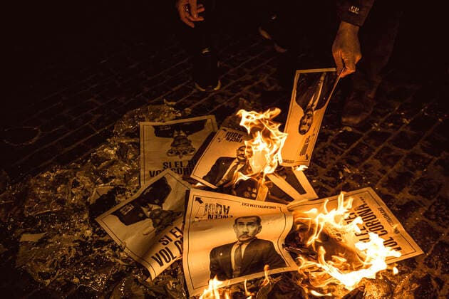 October 8, 2020, Barcelona, Catalonia, Spain: Catalan separatists burn photos of Felipe IV as they protest the upcoming visit of the Spanish King of the city to attend an award ceremony at the Barcelona New Economy Week Barcelona Spain - ZUMAo105 20201008_zap_o105_019 Copyright: xMatthiasxOesterlex