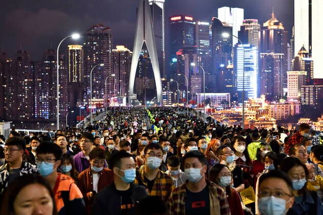 Bilder des Jahres 2020, News 10 Oktober News Themen der Woche KW41 CHONGQING, CHINA - OCTOBER 05: Tourists visit the Qiansimen Bridge over the Jialing River during 8-day National Day holiday on October 5, 2020 in Chongqing, China.  Copyright: xVCGx CFP111301749588