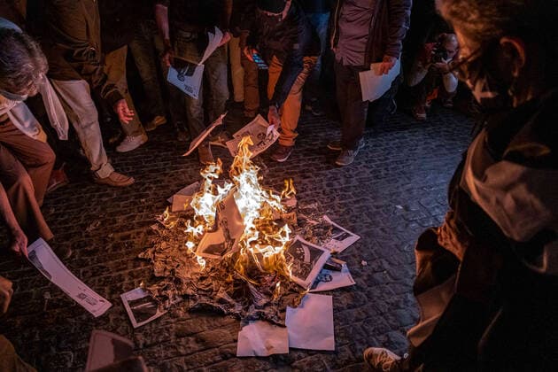 October 8, 2020, Barcelona, Catalonia, Spain: Protesters burning the portrait of King Felipe VI during the demonstration..Sympathisers of the Catalan independence movement at Plaza de Sant Jaume have burned photos with the figure of the King of Spain, Felipe VI prior to the occasion of the next visit to the monarch to Barcelona that is due on the 9th October. Barcelona Spain - ZUMAs197 20201008_zaa_s197_148 Copyright: xPacoxFreirex