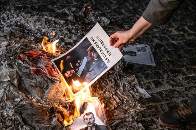 October 8, 2020, Barcelona, Catalonia, Spain: A protester seen burning the portrait of King Felipe VI during the demonstration..Sympathisers of the Catalan independence movement at Plaza de Sant Jaume have burned photos with the figure of the King of Spain, Felipe VI prior to the occasion of the next visit to the monarch to Barcelona that is due on the 9th October. Barcelona Spain - ZUMAs197 20201008_zaa_s197_152 Copyright: xPacoxFreirex