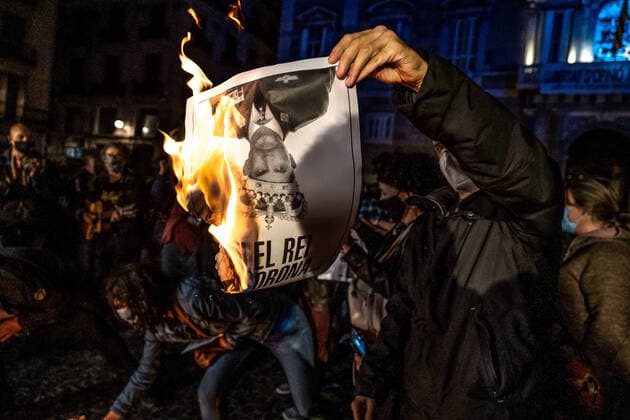October 8, 2020, Barcelona, Catalonia, Spain: A protester seen burning the portrait of King Felipe VI during the demonstration..Sympathisers of the Catalan independence movement at Plaza de Sant Jaume have burned photos with the figure of the King of Spain, Felipe VI prior to the occasion of the next visit to the monarch to Barcelona that is due on the 9th October. Barcelona Spain - ZUMAs197 20201008_zaa_s197_159 Copyright: xPacoxFreirex