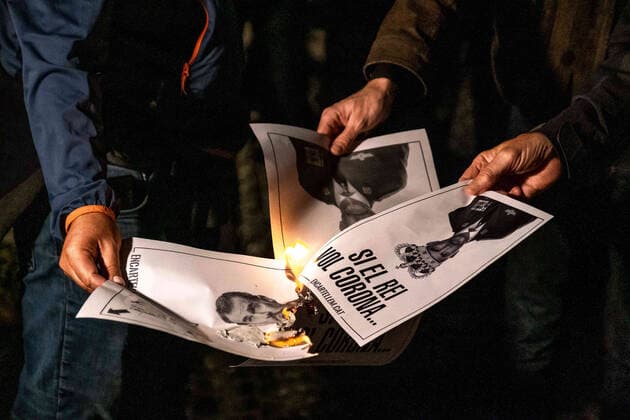 October 8, 2020, Barcelona, Catalonia, Spain: Protesters burning the portrait of King Felipe VI during the demonstration..Sympathisers of the Catalan independence movement at Plaza de Sant Jaume have burned photos with the figure of the King of Spain, Felipe VI prior to the occasion of the next visit to the monarch to Barcelona that is due on the 9th October. Barcelona Spain - ZUMAs197 20201008_zaa_s197_160 Copyright: xPacoxFreirex