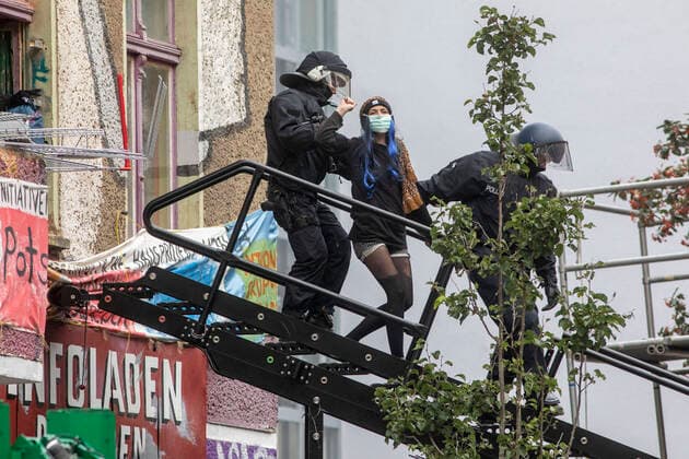 Bilder des Jahres 2020, News 10 Oktober News Themen der Woche KW41 News Bilder des Tages Deutschland, Berlin, Räumung des Linken Alternativen Wohnprojekts L34 Liebigstraße 34, 09.10.2020 *** Germany, Berlin, clearance of the Left Alternative Housing Project L34 Liebigstraße 34, 09 10 2020