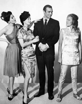 Sean Connery poses with the Bond Girls from Dr. No - Eunice Gayson, Zena Marshal, and Ursula Andress (1962) United Artists File Reference 34000-535THA Hollywood CA USA  Copyright: xCinemaxLegacyxCollection ThexHollywoodxArchivex 34000535THA