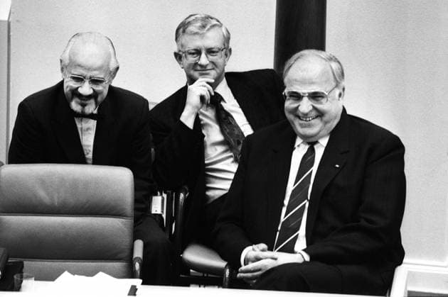 Deutschland, Bonn , 21.06.1990 Archiv-Nr.: 17-50-03 Bundestagsdebatte zur Polengrenze und zum Staatsvertrag Foto: Bundeskanzler Helmut Kohl. Im Hintergrund Regierungssprecher Hans Klein und Kanzleramtschef Rudolf Seiters (re) Bundestagsdebatte zur Polengrenze und zum Staatsvertrag *** Germany, Bonn , 21 06 1990 Archiv Nr 17 50 03 Bundestag debate on the Polish border and the State Treaty Photo Federal Chancellor Helmut Kohl In the background government spokesman Hans Klein and head of the Chancellery Rudolf Seiters re Bundestag debate on the Polish border and the State Treaty