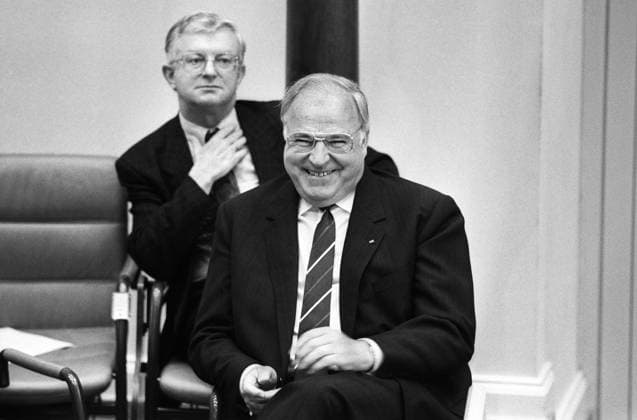 Archivbilder der Woche KW41 Deutschland, Bonn , 21.06.1990 Archiv-Nr.: 17-49-19 Bundestagsdebatte zur Polengrenze und zum Staatsvertrag Foto: Bundeskanzler Helmut Kohl und Kanzleramtschef Rudolf Seiters Bundestagsdebatte zur Polengrenze und zum Staatsvertrag *** Germany, Bonn , 21 06 1990 Archiv Nr 17 49 19 Bundestag debate on the Polish border and the State Treaty Photo Federal Chancellor Helmut Kohl and Head of the Chancellery Rudolf Seiters Bundestag debate on the Polish border and the State Treaty
