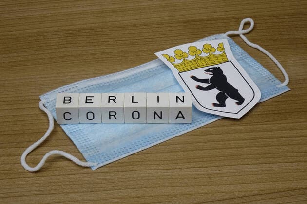 Berliner Wappen und Buchstabenwürfel Berliner Wappen und Buchstabenwürfel, 09.10.2020, Borkwalde, Brandenburg, Auf einer Mundschutzmaske liegen ein Berliner Wappen und die Worte Berlin und Corona.