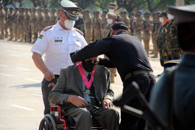 Retired Major General Gary Prado Salmon was awarded in a tribute to the military who captured Che Guevara in Santa Cruz, Bolivia, 09 October 2020. Los Beneméritos de Ñancahuazú, as they are known in Bolivia, were honored this Friday as heroes of the military group that 53 years ago captured the revolutionary Ernesto Che Guevara in this country. EFE Juan Carlos Torrejón The soldiers who captured Che are honored as heroes in Bolivia !ACHTUNG: NUR REDAKTIONELLE NUTZUNG!  Copyright: xJuanxCarlosxTorrejonx AME202 20201009-637378636365940237