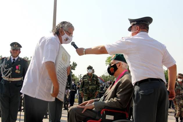 Retired Major General Gary Prado Salmon was awarded in a tribute to the military who captured Che Guevara in Santa Cruz, Bolivia, 09 October 2020. Los Beneméritos de Ñancahuazú, as they are known in Bolivia, were honored this Friday as heroes of the military group that 53 years ago captured the revolutionary Ernesto Che Guevara in this country. EFE Juan Carlos Torrejón The soldiers who captured Che are honored as heroes in Bolivia !ACHTUNG: NUR REDAKTIONELLE NUTZUNG!  Copyright: xJuanxCarlosxTorrejonx AME201 20201009-637378636397190238
