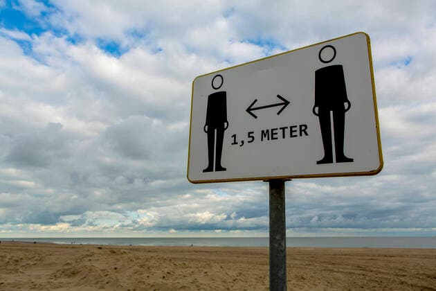 Auch am Strand von De Banjaard ( Kamperland - Noord Beveland - Niederlande ) müssen die Urlauber in den kommenden Herbstferien die Abstandsregeln einhalten. Noch (9.10.2010) gilt Zeeland nicht als RKI-Risikogebiet. Corona-Abstandsregeln in den Niederlanden