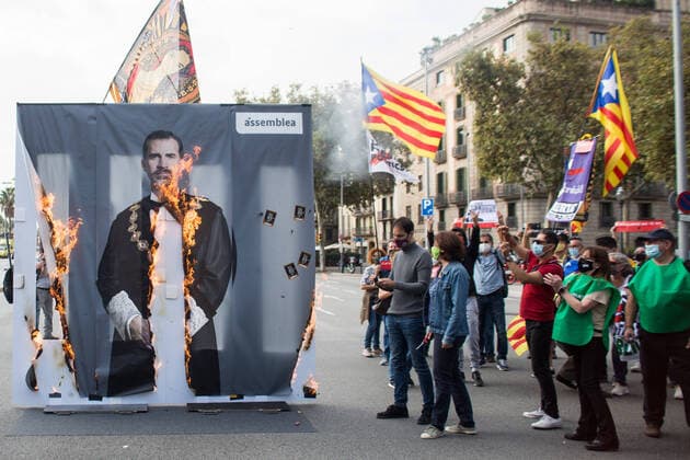 Bilder des Jahres 2020, News 10 Oktober News Themen der Woche KW41 News Bilder des Tages October 9, 2020, Barcelona, Spain: Burning image of the King Felipe VI in a flame during the demonstration. Barcelona Spain - ZUMAs197 20201009_zaa_s197_062 Copyright: xThiagoxPrudÃªNciox