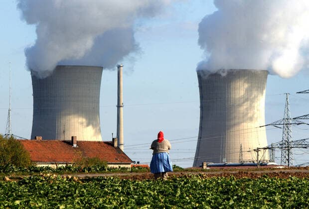 Archivbilder der Woche KW41 Kernkraftwerk Grafenrheinfeld Grafenrheinfeld, Bayern, DEU, 16.10.2003 - Eine Bauerin bei der Feldarbeit am Atomkraftwerk Grafenrheinfeld. Grafenrheinfeld Germany *** Grafenrheinfeld nuclear power plant Grafenrheinfeld, Bavaria, DEU, 16 10 2003 A farmer working in the field at the Grafenrheinfeld nuclear power plant Grafenrheinfeld Germany MR:N