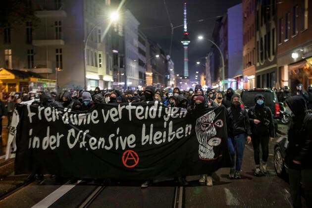 News Themen der Woche KW41 News Bilder des Tages Deutschland, Berlin, Mitte und Prenzlauer Berg, Demonstration gegen die Räumung der Liebigstraße 34, Schwarzer Block, 09.10.2020