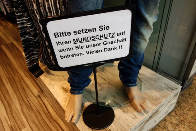 Bitte setzen Sie Ihren MUNDSCHUTZ auf, wenn Sie unser Geschäft betreten. Vielen Dank!! - Corona - Verbreitung des Coronavirus - Corona Infektion - Coronakrise - Maskenpflicht - COVID-19 - SARS-CoV-2 - Corona-Krise - Corona-Pandemie - Virus - Viren - Coronaeinschränkungen - Angst vor dem Coronavirus - Schutz vor dem Coronavirus - Sichtbare Corona-Maßnahme - Kunden bitten - Einzelhandel als Infektionsrisiko - Berlin, Deutschland, DEU, GER, 07.10.2020 - Berlin-Mitte: Hinweistafel in einem Einzelhandelsgeschäft mit der Bitte an Besucher und Kunden, einen Mundschutz zu tragen.