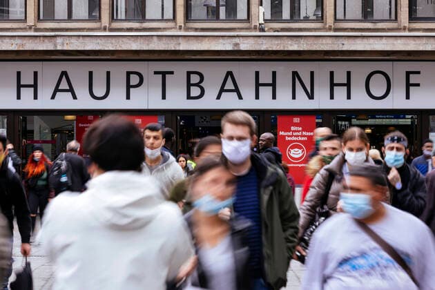 Am Düsseldorfer Hauptbahnhof fordern Schilder der Deutschen Bahn Reisende dazu auf: Bitte Mund und Nase bedecken . Auch in Fußgängerzonen und auf öffentlichen Plätzen gilt bei einem erhöhten R-Wert Maskenpflicht. (Themenbild, Symbolbild) Düsseldorf, 09.10.2020