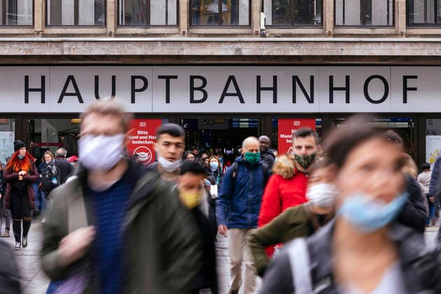 Am Düsseldorfer Hauptbahnhof fordern Schilder der Deutschen Bahn Reisende dazu auf: Bitte Mund und Nase bedecken . Auch in Fußgängerzonen und auf öffentlichen Plätzen gilt bei einem erhöhten R-Wert Maskenpflicht. (Themenbild, Symbolbild) Düsseldorf, 09.10.2020