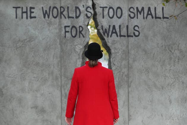 Bilder des Jahres 2020, News 10 Oktober News Themen der Woche KW41 MOSCOW, RUSSIA - OCTOBER 10, 2020: A woman views the Fragment of the Berlin Wall - the End of Division of Germany and Europe 1990 art object unveiled at Muzeon Park of Arts. The object is installed upon the initiative by the German Embassy in Moscow and is to be demolished on November 9, the day of the fall of the Berlin Wall. Mikhail Tereshchenko TASS  TS0EA5DE