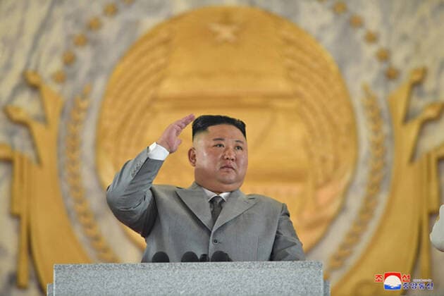 Bilder des Jahres 2020, News 10 Oktober News Themen der Woche KW41 News Bilder des Tages This image, released on October 10, 2020, by the North Korean Official News Service (KCNA), shows North Korean leader Kim Jong Un during a military parade marking the 75th anniversary of the country s ruling Workers Party of Korea.  WAX2020101004 KCNA