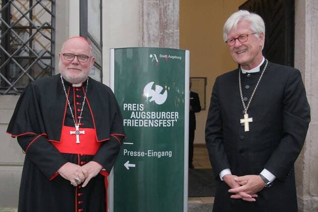 Der Ratsvorsitzender der Evangelischen Kirche in Deutschland (EKD), Heinrich Bedford-Strohm (re.), und der Muenchner Erzbischof Kardinal Reinhard Marx (li.) haben den Augsburger Friedenspreis erhalten. Beim Festakt am Samstagabend (10.10.2020) im Goldenen Saal des Rathauses in Augsburg sagte als Laudator der fruehere Bundespraesident Joachim Gauck, dass die beiden Kirchenmaenner Vorbilder oekumenischer Verstaendigung seien. Bedford-Strohm und Marx seien durch die christlichen Werte von Solidaritaet, Gerechtigkeit und Hoffnung ueber konfessionelle Unterschiede hinweg miteinander verbunden. Der mit 12.500 Euro dotierte Friedenspreis wird seit 1985 von der Stadt Augsburg und der bayerischen Landeskirche alle drei Jahre fuer Verdienste um ein Copyright: epd-bild AnnettexZoepf EDITORIAL USE ONLY