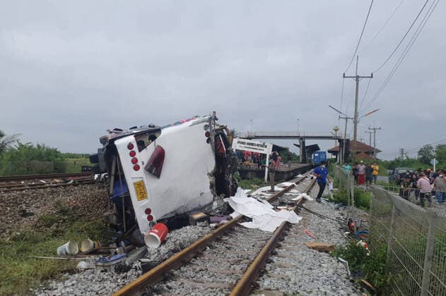 Bilder des Jahres 2020, News 10 Oktober News Themen der Woche KW41 News Bilder des Tages (201011) -- BANGKOK, Oct. 11, 2020 () -- Photo taken on Oct. 11, 2020 shows the view of a crash site where a cargo train collided with a tour bus in Chachoengsao Province, Thailand. At least 20 people have been killed after a tour bus, which had 65 passengers on board, crashed with a cargo train in central Thailand on Sunday morning. () THAILAND-TRAIN-BUS-CRASH Xinhua 