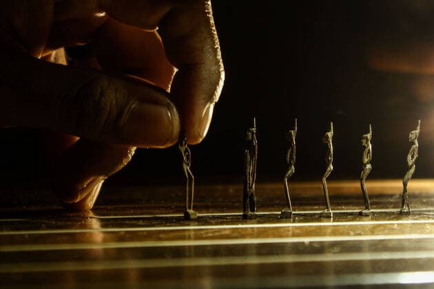 Bilder des Jahres 2020, News 10 Oktober News Themen der Woche KW41 News Bilder des Tages October 11, 2020, Jatinangor, Indonesia: A craftsman shows miniature sculptures of the tanimbar type in Jatinangor. .Miniature sculptures made from wood, sonokeling in local Indonesian language and matches have been sold to Japan. The price for miniatures ranges average from IDR 150,000 ($ 10.22) to IDR 300,000 ($ 20.44) or a custom made price according to the level of complexity. Jatinangor Indonesia - ZUMAs197 20201011_zab_s197_001 Copyright: xAlgixFebrixSugitax