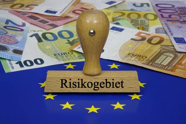 Stempel und Risikogebiet Stempel und Risikogebiet, 10.10.2020, Borkwalde, Brandenburg, Auf Geldscheinen steht ein Stempel mit dem Schriftzug Risikogebiet.