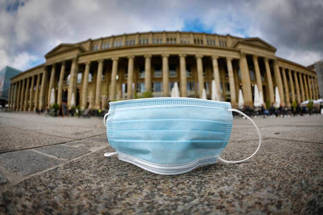 News Bilder des Tages Stadt Stuttgart überschreitet wichtige Corona-Marke, 7-Tage-Inzidenz, weggeworfene Mundschutzmaske liegt am Boden, Königsbau, Corona-Krise, Stuttgart, Baden-Württemberg, Deutschland Coronavirus