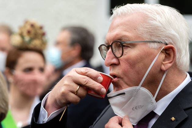 News Themen der Woche KW41 11.10.2020 Deutschland Sachen ,Lausitz, Oberlausitz, Bautzen, Schmochtitz: Bundespräsidenten Frank-Walter Steinmeier mit Corona-Schutzmaske beim Besuch eines ökumenischen Erntedankgottesdienstes im Bildungsgut Schmochtitz Sankt Benno. *** 11 10 2020 Germany things ,Lausitz, Oberlausitz, Bautzen, Schmochtitz Federal President Frank Walter Steinmeier with Corona protective mask during the visit of an ecumenical harvest service at the Bildungsgut Schmochtitz Sankt Benno