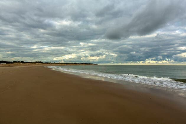 Der Strand von De Banjaard ( Kamperland - Zeeland - Niederland ) ist wegen der Coronapandemie nicht gut besucht. Zeeland ist derzeit (11.10.2020) die einzige Provinz der Niederlande, die noch kein RKI-Risikogebiet ist, Strand De Banjaard