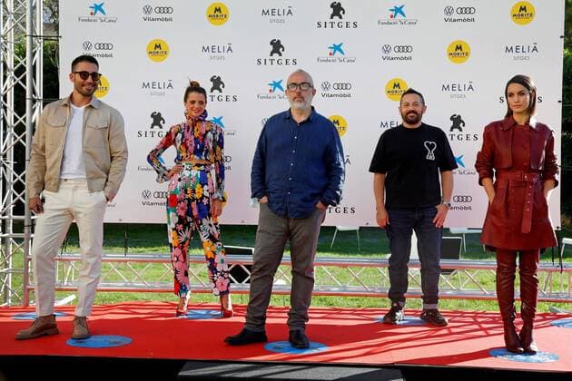 Bilder des Jahres 2020, Entertainment 10 Oktober Entertainment Themen der Woche KW41 Entertainment Bilder des Tages Spanish filmmaker Alex de la Iglesia (C); actresses Macarena Gomez (2-L) and Megan Montaner (R); and actors Miguel Angel Silvestre (L) and Pepon Nieto (2-L); pose during the presentation of the HBO series 30 Monedas at 53th Sitges-International Fantastic Film Festival in Sitges, Catalonia, north-eastern Spain, 11 October 2020. Presentation of the series 30 Monedas !ACHTUNG: NUR REDAKTIONELLE NUTZUNG!  Copyright: xSusannaxSaezx GRAF9027 20201011-637380364301755000