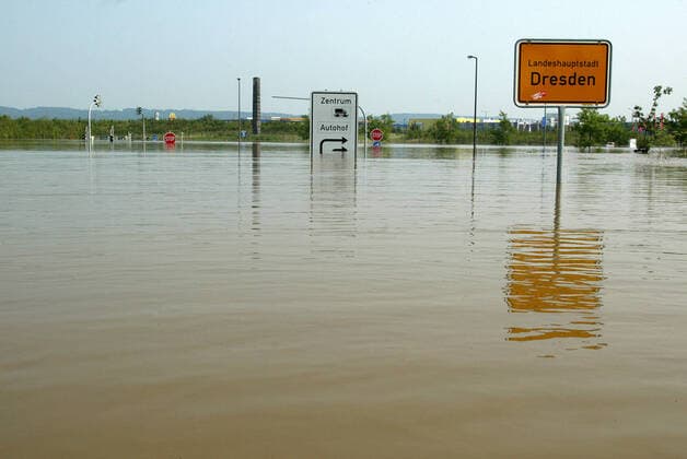 Dresden, Sachsen, Hochwasser, Ortseingangsschild, aufgenommen am 17. August 2002.