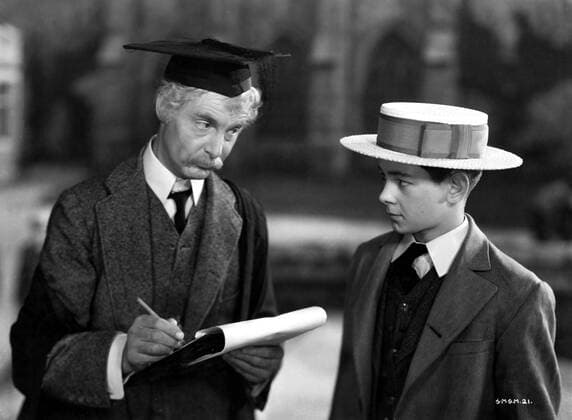 OSCARS. Bester Hauptdarsteller. Preisträger 1931-1940 GOODBYE, MR CHIPS ROBERT DONAT, TERRY KILBURN Date: 1939. Strictly editorial use only in conjunction with the promotion of the film. Credit line mandatory. This image is copyright of the film company and is supplied under the terms of issue as film still. No commercial or book cover use permitted without prior consent from the film company.  Mandatory credit line: Image courtesy Ronald Grant Mary Evans MGM