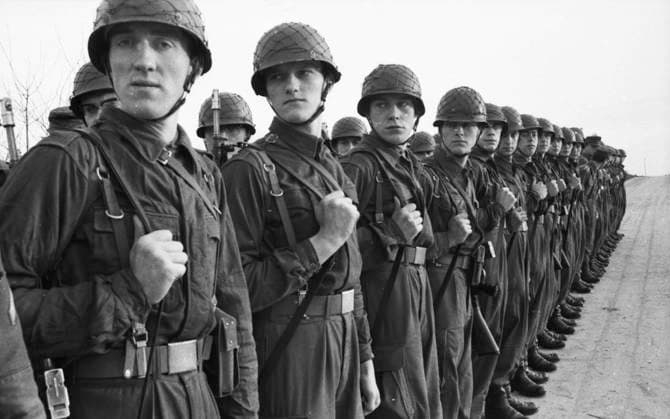 Grundausbildung der Wehrpflichtigen1965 DEU, Deutschland, Bergen: Die Grundausbildung der Wehrpflichtigen im Jahre 1965 in einer Kaserne in Dortmund und auf einem Truppenübungsplatz in der Lueneburger Heide. DEU, Germany, Bergen: The basic training of conscripts in 1965 in a barracks in Dortmund and on a military training area in the Lueneburger Heide. NRW *** Basic training of conscripts in 1965 DEU, Germany, Bergen The basic training of conscripts in 1965 in a barracks in Dortmund and on a military training area in the Lueneburger Heide DEU, Germany, Bergen The basic training of conscripts in 1965 in a barracks in Dortmund and on a military training area in the Lueneburger Heide NRW