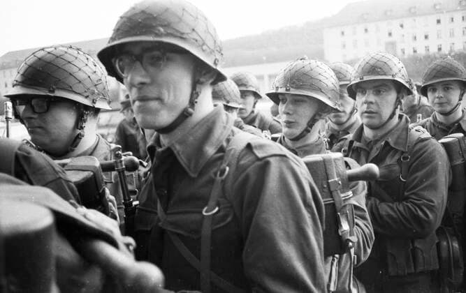 Grundausbildung der Wehrpflichtigen1965 DEU, Deutschland, Bergen: Die Grundausbildung der Wehrpflichtigen im Jahre 1965 in einer Kaserne in Dortmund und auf einem Truppenübungsplatz in der Lueneburger Heide. DEU, Germany, Bergen: The basic training of conscripts in 1965 in a barracks in Dortmund and on a military training area in the Lueneburger Heide. NRW *** Basic training of conscripts in 1965 DEU, Germany, Bergen The basic training of conscripts in 1965 in a barracks in Dortmund and on a military training area in the Lueneburger Heide DEU, Germany, Bergen The basic training of conscripts in 1965 in a barracks in Dortmund and on a military training area in the Lueneburger Heide NRW