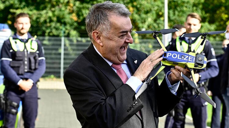 Bilder des Jahres 2020, News 10 Oktober News Themen der Woche KW42 News Bilder des Tages Nordrhein-Westfalen führt Drohnen bei der Polizei ein.Innenminister Herbert Reul stellt die neuen Polizeidrohnen bei einem Pressetermin im Bildungszentrum Neuss LAFP NRW vor.Die Polizei in Nordrhein-Westfalen ( NRW ) wird ab 2021 mit 106 Drohnen ausgestattet.Innenminister Herbert Reul,hält eine Polzeidrohne freudestrahlend in der Hand,fotografiert am 12.10.2020 in Neuss. Â *** North Rhine-Westphalia introduces drones to the police Interior Minister Herbert Reul presents the new police drones at a press event at the Neuss LAFP NRW training centre The police in North Rhine-Westphalia NRW will be equipped with 106 drones from 2021 Interior Minister Herbert Reul,holds a police drone beaming with joy,photographed on 12 10 2020 in Neuss Â