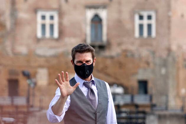 Bilder des Jahres 2020, Entertainment 10 Oktober Entertainment Themen der Woche KW42 Entertainment Bilder des Tages Tom Cruise während Dreharbeiten zu Mission Impossible 7 in Rom Actor Tom Cruise wearing a face mask waves at his fans on the set of the film Mission Impossible 7 at Imperial Fora in Rome. Rome (Italy), October 12th 2020 Photo Samantha Zucchi Insidefoto SamanthaxZucchi