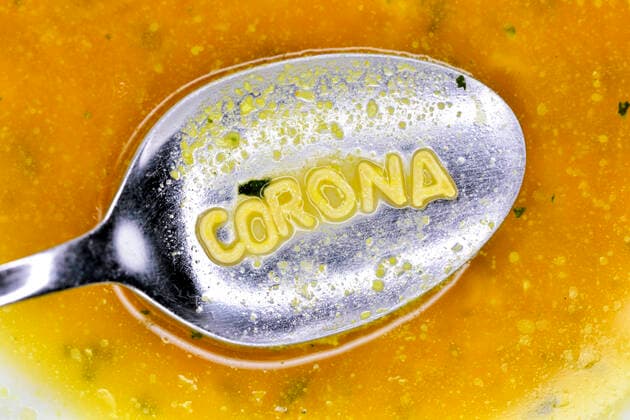 LÃ¶ffel mit dem Wort Corona in einer Suppe