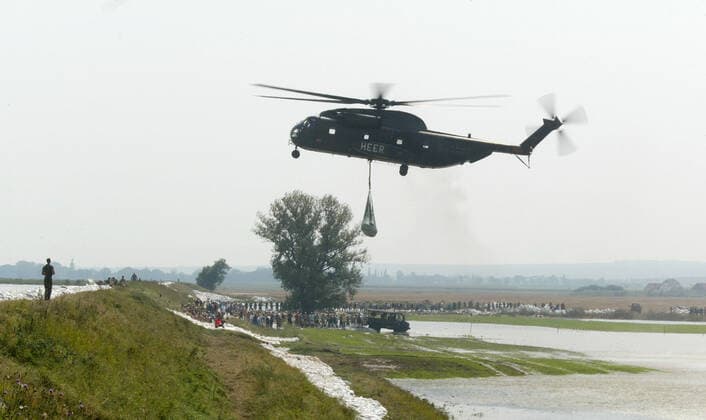 Torgau, Sachsen, Hochwasser, Bundeswehreinsatz, aufgenommen am 19. August 2002. *** Torgau, Saxony, flood, German armed forces deployment, recorded on 19 August 2002