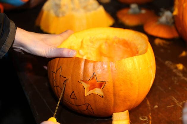 Kürbis schnitzen für Halloween *** Pumpkin carving for Halloween Copyright: xx
