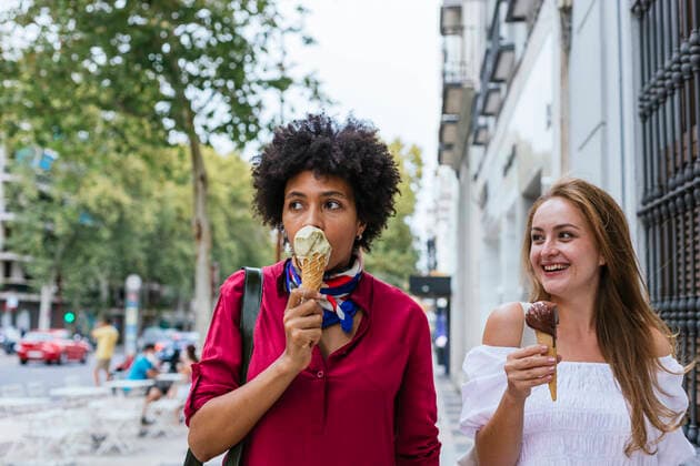 Friends having ice cream in the street Seville, AL, Spain CR_BEVV201012-520980-01 ,model released, Symbolfoto