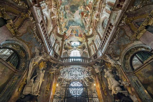  Eingang, Orgelempore und Deckenfresco, spätbarocke St.-Johann-Nepomuk-Kirche, Asamkirche, Sendlinger Straße, Altstadt, München, Oberbayern, Bayern, Deutschland, Europa *** Entrance, organ loft and ceiling fresco, late baroque St Johann Nepomuk church, Asam church, Sendlinger Straße, Old town, Munich, Upper Bavaria, Bavaria, Germany, Europe Copyright: imageBROKER/ManfredxBail iblabc05863262.jpg