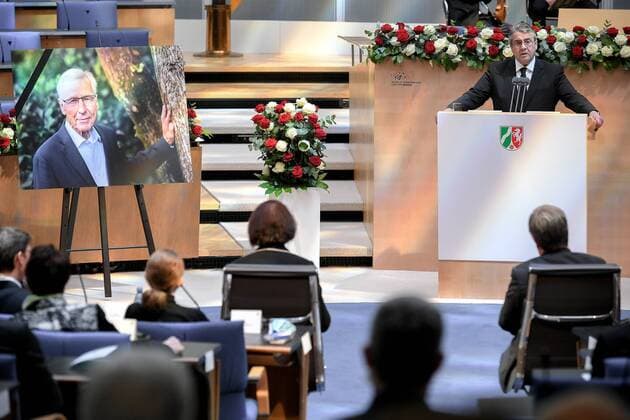 Bilder des Jahres 2020, News 10 Oktober News Themen der Woche KW42 News Bilder des Tages Memorial service for the deceased late State Premier Wolfgang Clement in Bonn Former German Foreign Minister Sigmar Gabriel (R) delivers a speech during the state memorial ceremony to honor the deceased late State Premier Wolfgang Clement in Bonn, Germany, 13 October 2020. Clement, former Prime Minister of North Rhine-Westphalia and Federal Minister of Economics and Labor, died in Bonn on 27 September 2020 at the age of 80. BONN World Conference Center North Rhine-Westphalia Germany *** Memorial service for the deceased late State Premier Wolfgang Clement in Bonn Former German Foreign Minister Sigmar Gabriel R delivers a speech during the state memorial ceremony to honor the deceased late State Premier Wolfgang Clement in Bonn, Germany, 13 Poolfoto EPA-EFE ,EDITORIAL USE ONLY