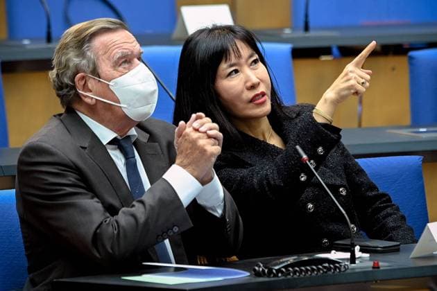 Bilder des Jahres 2020, News 10 Oktober News Themen der Woche KW42 News Bilder des Tages Memorial service for the deceased late State Premier Wolfgang Clement in Bonn Former German chancellor Gerhard Schroeder (L) and his wife Schroeder-Kim So-yeon (R) attend the state memorial ceremony to honor the deceased late State Premier Wolfgang Clement in Bonn, Germany, 13 October 2020. Clement, former Prime Minister of North Rhine-Westphalia and Federal Minister of Economics and Labor, died in Bonn on 27 September 2020 at the age of 80. BONN World Conference Center North Rhine-Westphalia Germany *** Memorial service for the deceased late State Premier Wolfgang Clement in Bonn Former German chancellor Gerhard Schroeder L and his wife Schroeder Kim So yeon R attend the state memorial ceremony to honor the deceased late State Premier Wol Poolfoto EPA-EFE ,EDITORIAL USE ONLY