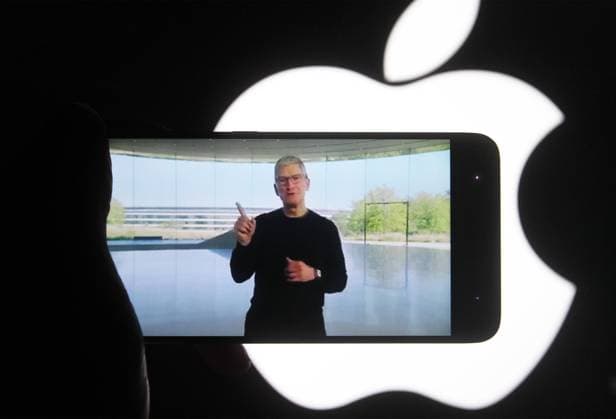 Bilder des Jahres 2020, News 10 Oktober News Themen der Woche KW42 News Bilder des Tages October 13, 2020, Ukraine: CEO Tim Cook seen on a mobile phone screen during the Apple event. Ukraine - ZUMAs197 20201013_zaa_s197_219 Copyright: xPavloxGoncharx