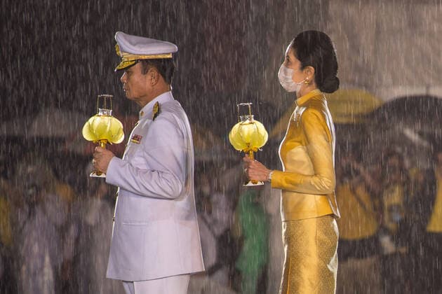 Bilder des Jahres 2020, Entertainment 10 Oktober Entertainment Themen der Woche KW42 October 13, 2020, Bangkok, Thailand: Thailand s Prime Minister Prayut Chan-O-Cha and his wife Naraporn Chan-o-cha seen holding candles amidst heavy downpour during the fourth anniversary ceremony marking the death of late Thai King Bhumibol Adulyadej Bangkok Thailand - ZUMAs197 20201013_zaa_s197_262 Copyright: xGuillaumexPayenx