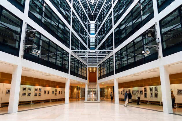 Eine Fotoausstellung mit Fotografien von Ruth und Lotte Jacobi im Foyer des Willy-Brandt-Hauses, der Parteizentrale der Sozialdemokratischen Partei Deutschlands (SPD) in Berlin-Kreuzberg. Foto: Volker Hohlfeld Fotokunst im Willy-Brandt-Haus